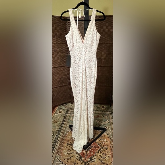 NEW Bebe Sleeveless Lace Gown – White/Nude – Size Medium - Picture 5 of 8